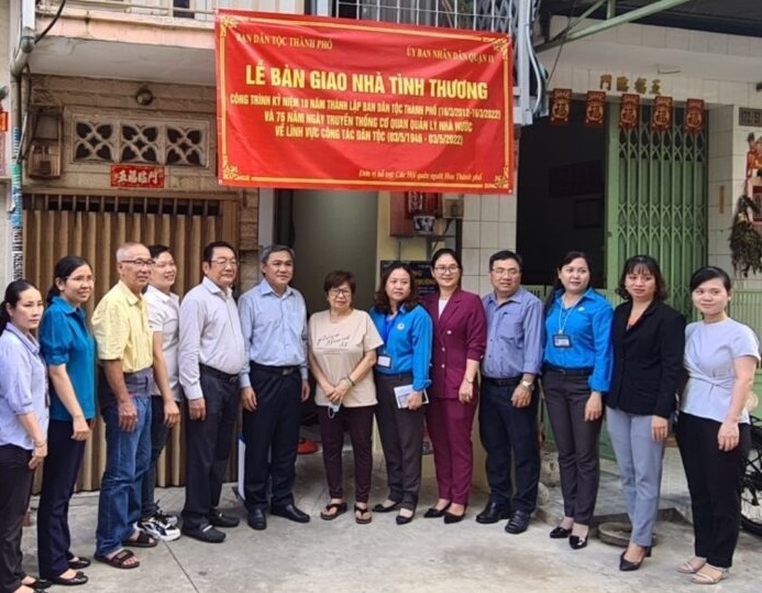 TP. Hồ Chí Minh luôn quan tâm hỗ trợ về tinh thần, vật chất để phát triển kinh tế, nâng cao trình độ nhận thức, văn hóa của mỗi cá nhân và cộng đồng. (Trong ảnh: Ban Dân tộc TP. Hồ Chí Minh bàn giao nhà tình thương cho đồng bào DTTS ở quận 11)