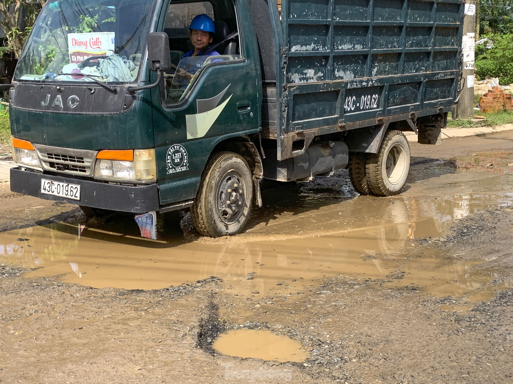 Sống khổ trên tuyến đường chi chít 'ổ voi, ổ gà' ở Đà Nẵng ảnh 10