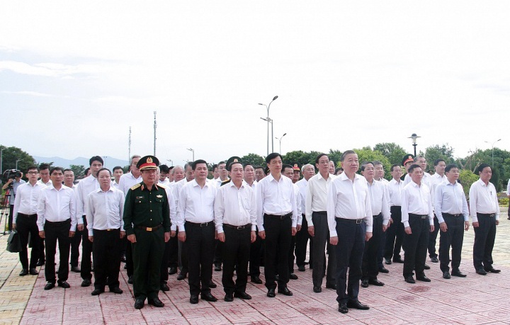 [Chùm ảnh] Tổng Bí thư Tô Lâm dâng hương tại Nghĩa trang Liệt sỹ tỉnh Ninh Thuận