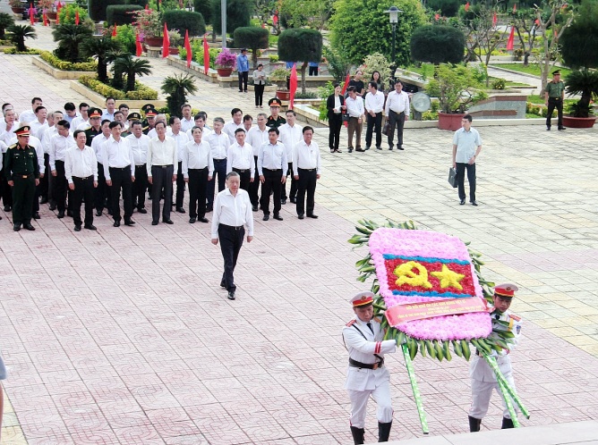 [Chùm ảnh] Tổng Bí thư Tô Lâm dâng hương tại Nghĩa trang Liệt sỹ tỉnh Ninh Thuận