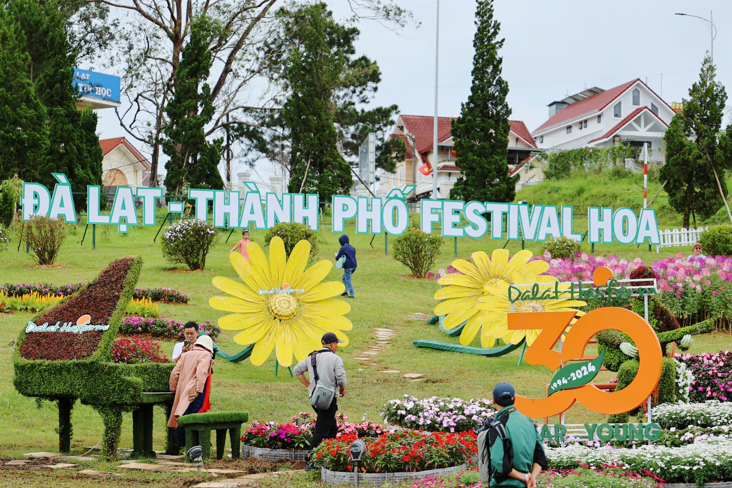 Check-in cùng bonsai khổng lồ, phố hoa khoe sắc tại Festival Hoa Đà Lạt - Ảnh 11.