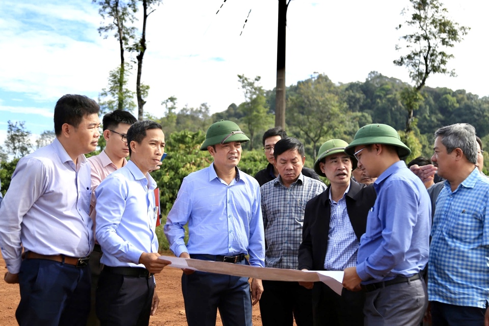 Phó Chủ tịch UBND tỉnh Đắk Nông yêu cầu huyện Đắk R'lấp tăng cường công tác tuyên truyền, vận động để người dân bàn giao mặt bằng, phục vụ thi công các dự án giao thông quan trọng tại địa phương