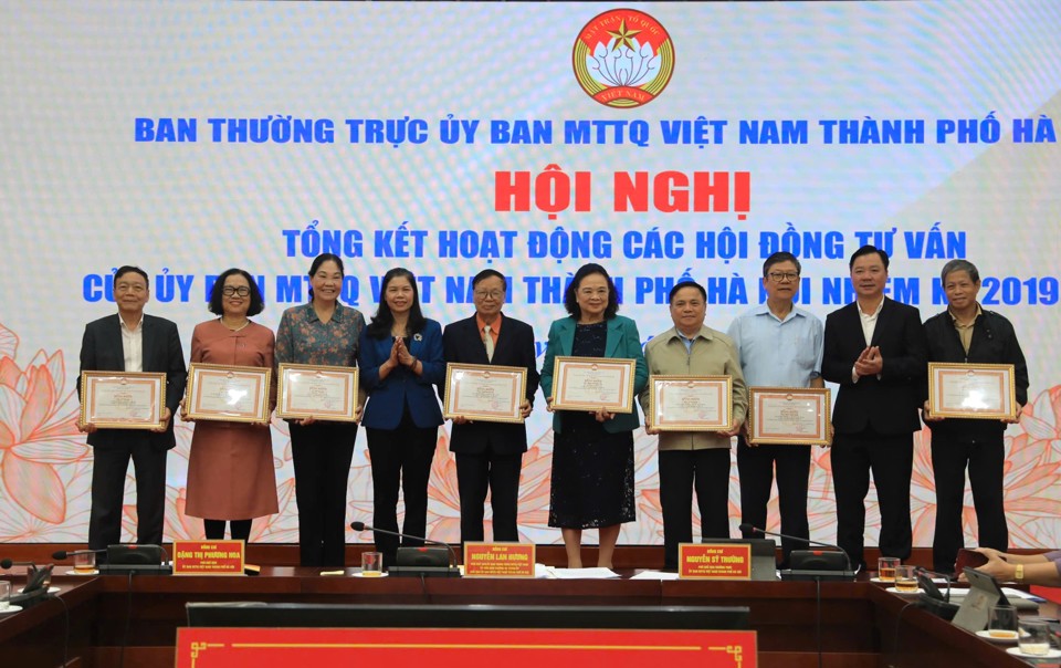 Phó Chủ tịch Thường trực Ủy ban Mặt trận Tổ quốc Việt Nam TP Hà Nội Nguyễn Sỹ Trường, Phó Chủ tịch Ủy ban Mặt trận Tổ quốc Việt Nam TP Hà Nội Đặng Thị Phương Hoa trao Bằng khen cho các thành viên các HĐTV