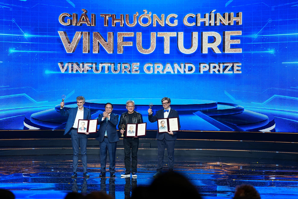 Thủ tướng Chính phủ Phạm Minh Chính trao Giải thưởng chính VinFuture trị giá 3 triệu USD cho các nhà khoa học có đóng góp xuất sắc. Ảnh: THANH TUYỀN