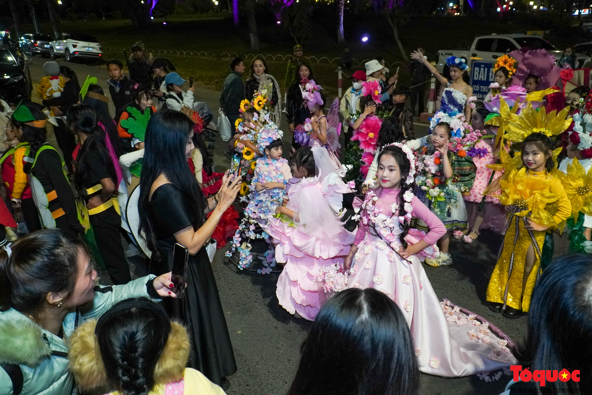 Hơn 400 người Đà Lạt diễu hành trong Festival Hoa - Ảnh 2.