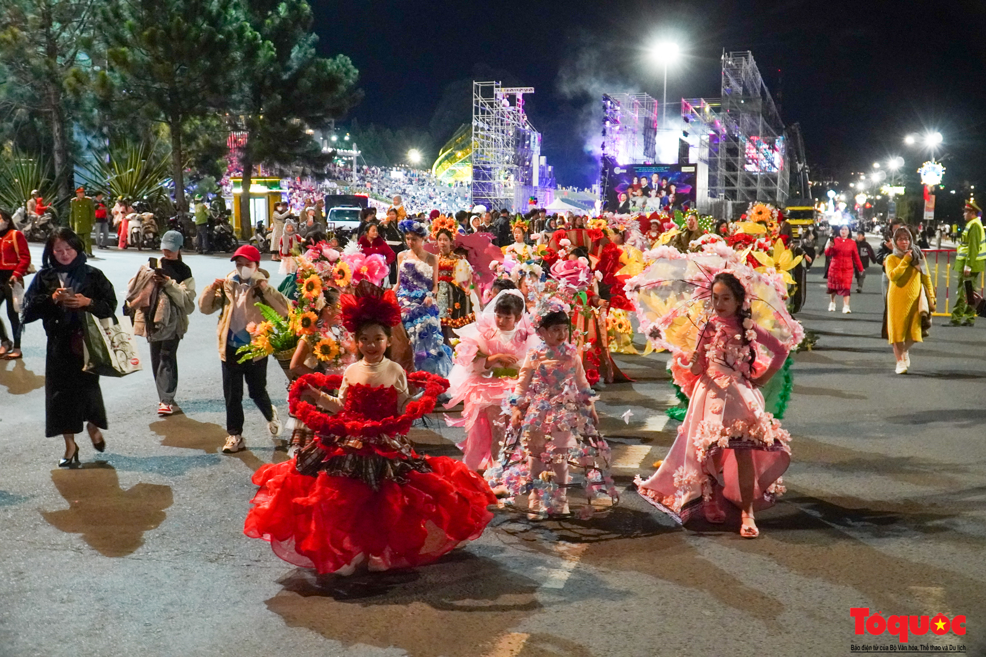 Hơn 400 người Đà Lạt diễu hành trong Festival Hoa - Ảnh 4.