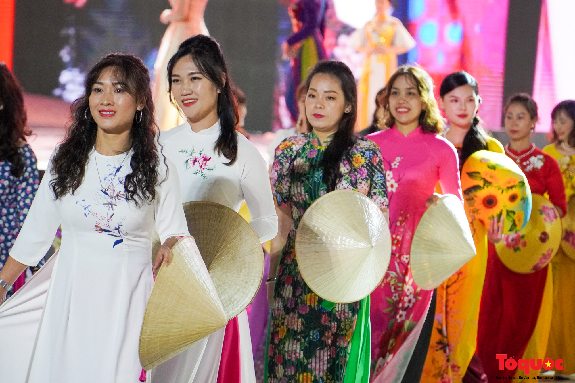 Hơn 400 người Đà Lạt diễu hành trong Festival Hoa - Ảnh 7.