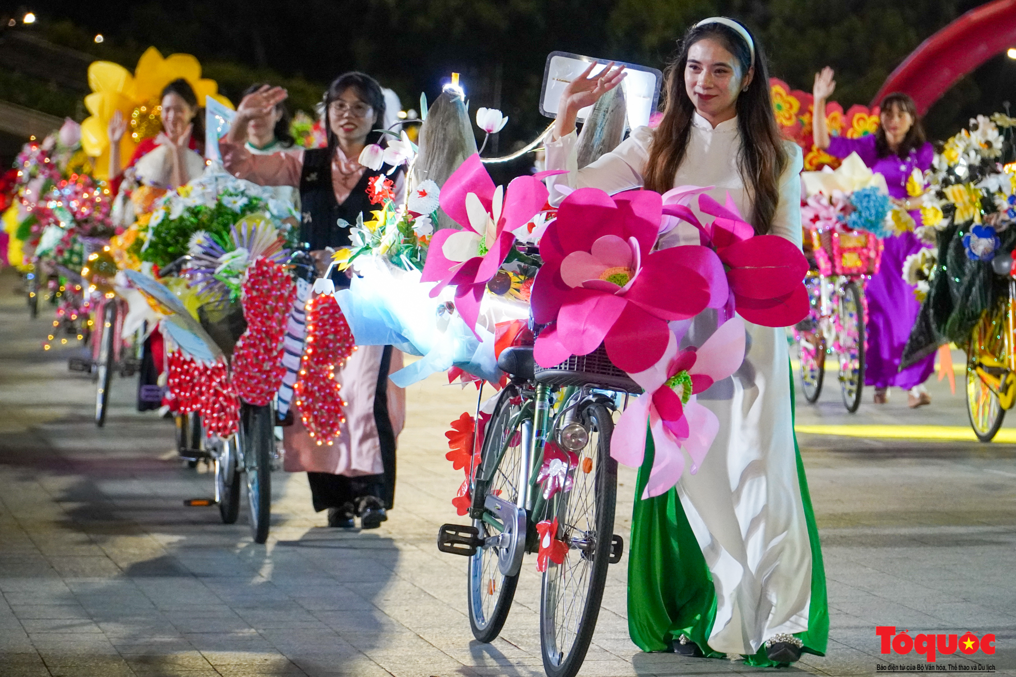 Hơn 400 người Đà Lạt diễu hành trong Festival Hoa - Ảnh 8.