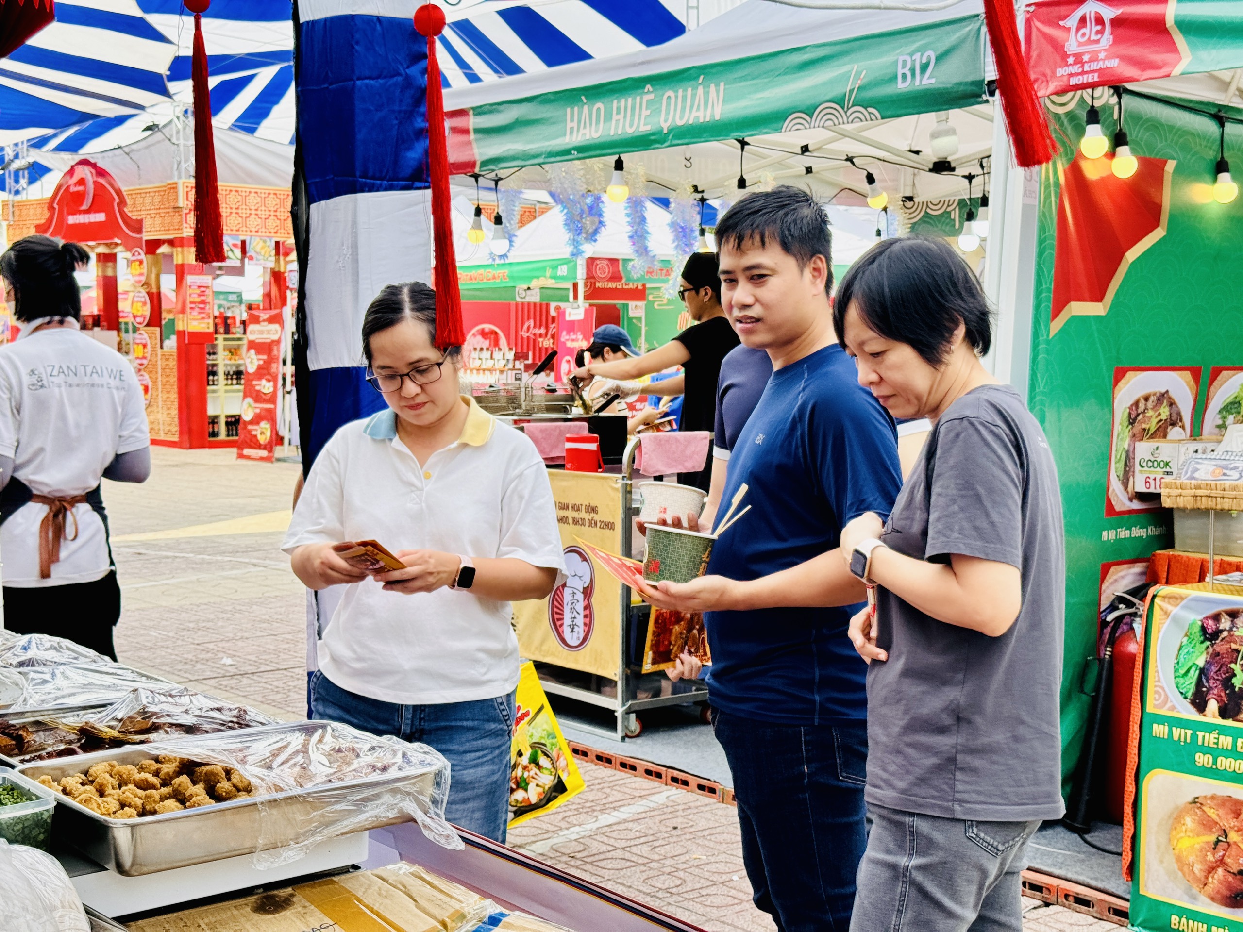 Lễ hội ẩm thực Chợ Lớn ở Q.5: Đa dạng món ăn ngon, người dân thoải mái lựa chọn- Ảnh 7.