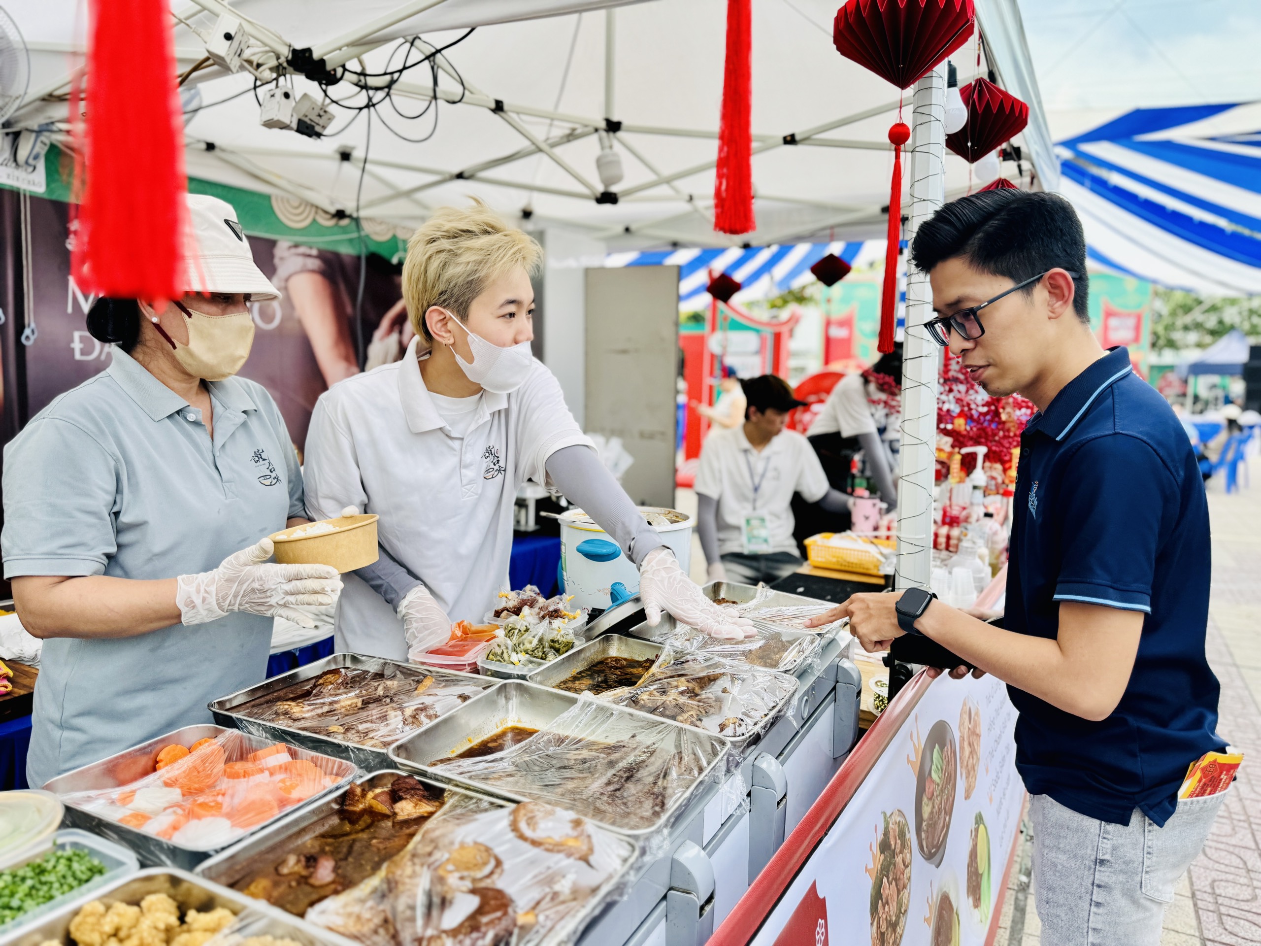 Lễ hội ẩm thực Chợ Lớn ở Q.5: Đa dạng món ăn ngon, người dân thoải mái lựa chọn- Ảnh 10.