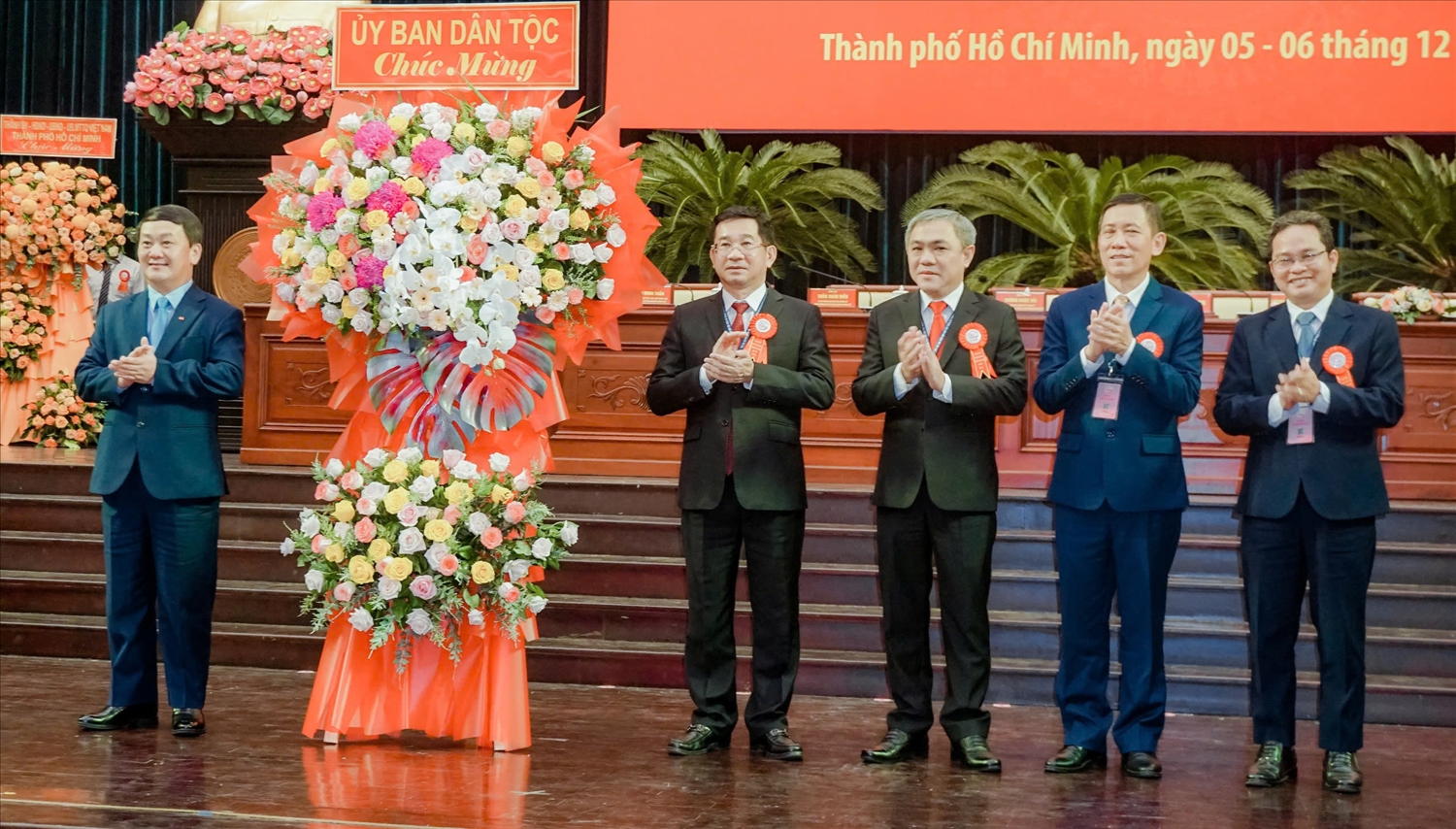 Bộ trưởng, Chủ nhiệm Ủy ban Dân tộc Hầu A Lềnh tặng hoa chúc mừng Đại hội