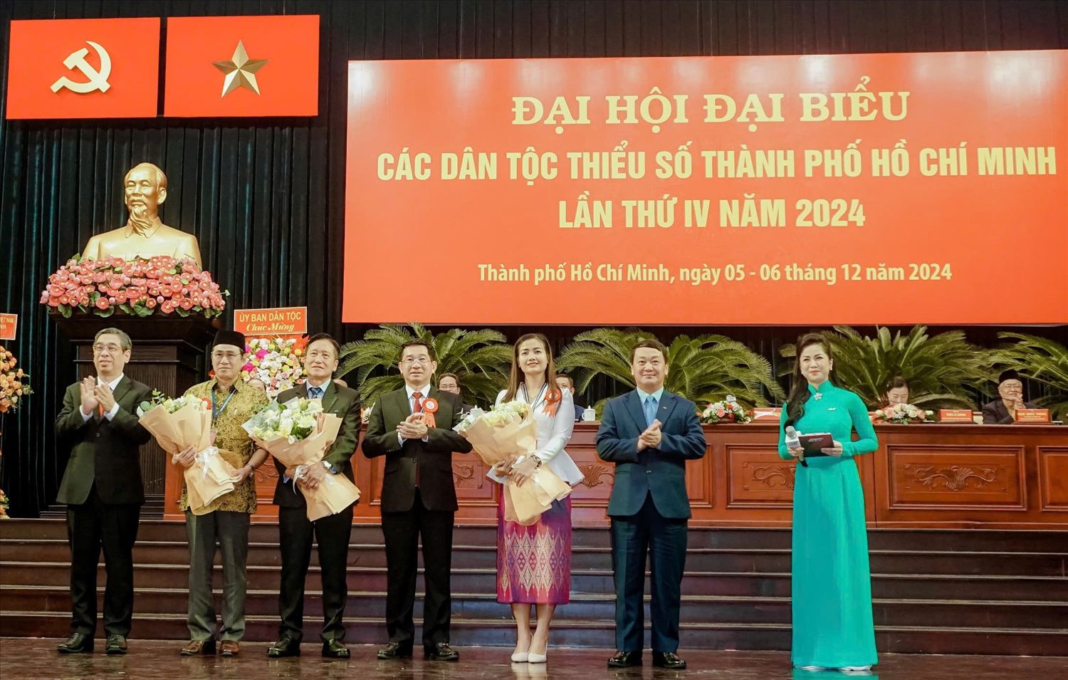 Bộ trưởng, Chủ nhiệm Ủy ban Dân tộc Hầu A Lềnh ( Đứng hai bên phải) cùng đại diện lãnh đạo TP. Hồ Chí Minh tặng hoa chúc mừng các gương điển hình