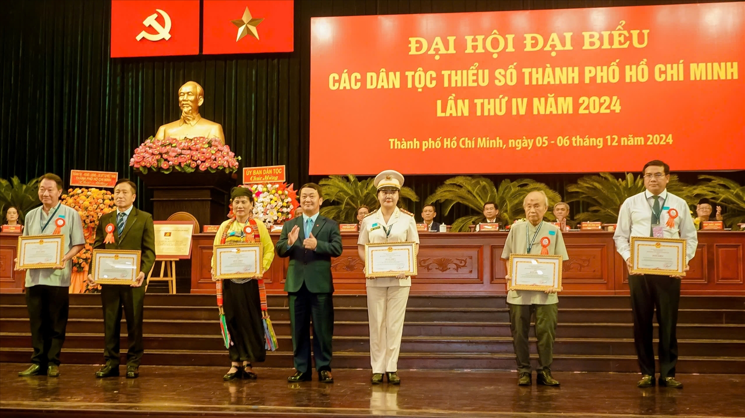 Bộ trưởng, Chủ nhiệm Ủy ban Dân tộc Hầu A Lềnh trao Bằng khen cho các tập thể và cá nhân