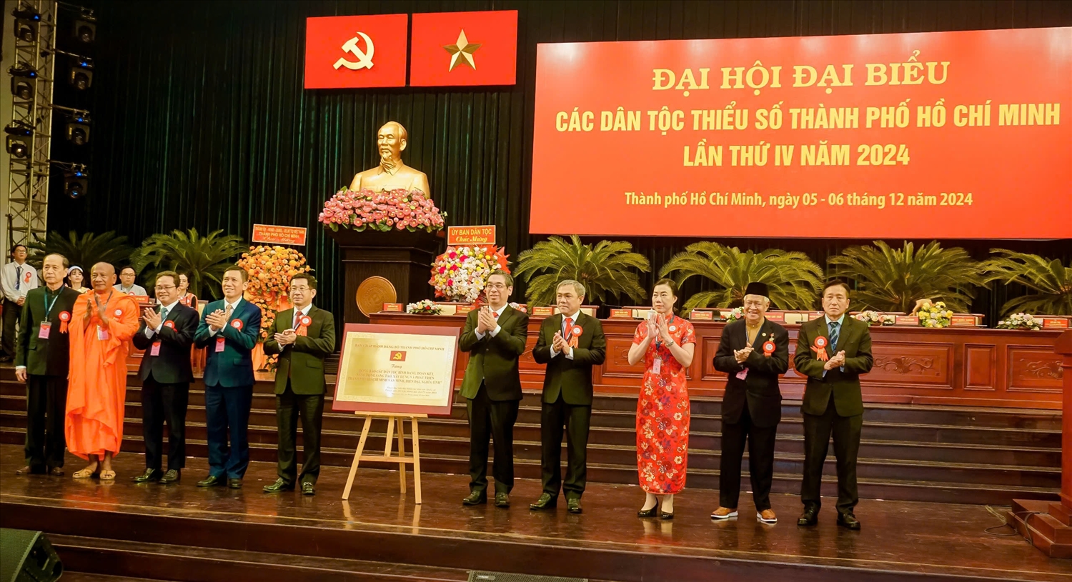 Ban Chấp hành Đảng bộ TP. Hồ Chí Minh cũng trao tặng Bảng đồng chúc mừng thành công của Đại hội