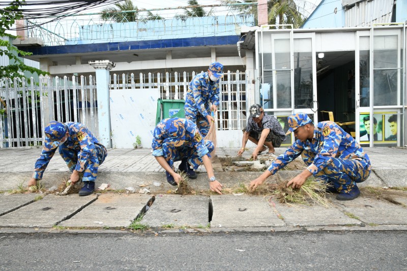 Hàng trăm cán bộ, chiến sĩ và người dân Phú Quốc cùng làm sạch môi trường