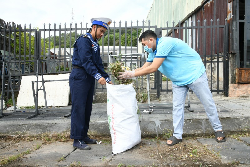 Hàng trăm cán bộ, chiến sĩ và người dân Phú Quốc cùng làm sạch môi trường