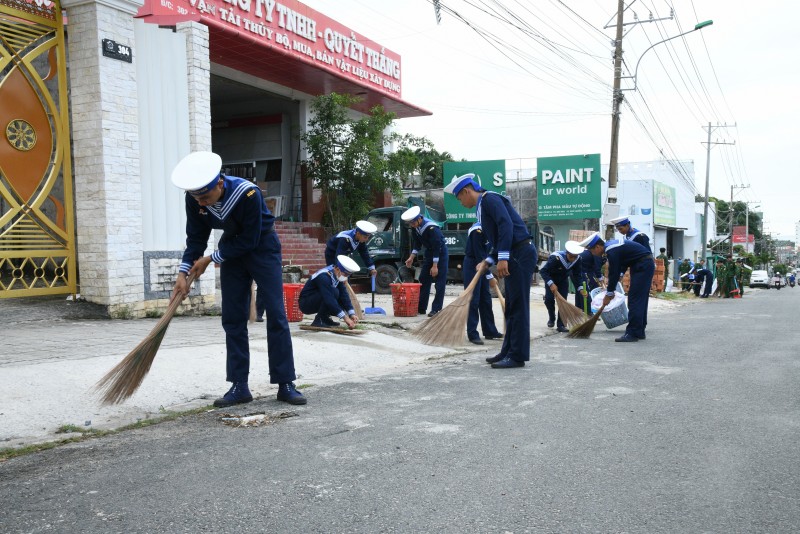 Hàng trăm cán bộ, chiến sĩ và người dân Phú Quốc cùng làm sạch môi trường