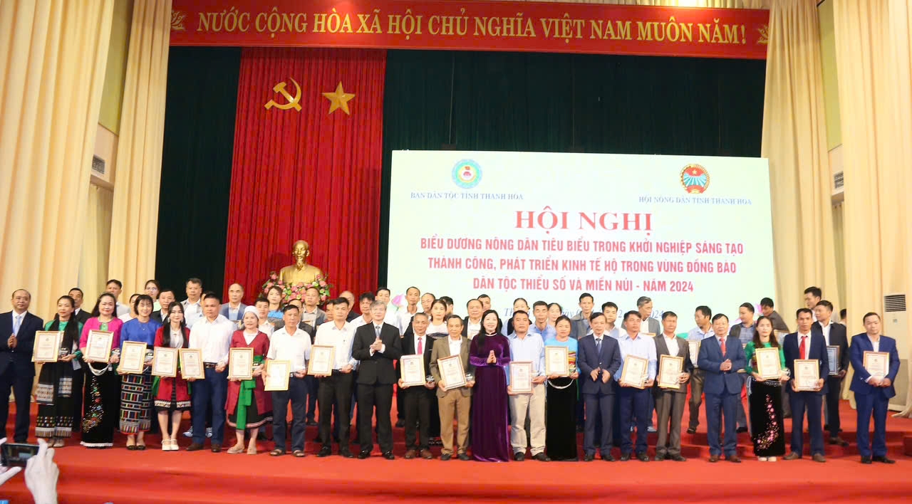 Nông dân tiêu biểu trong khởi nghiệp sáng tạo thành công, phát triển kinh tế hộ trong vùng đồng bào dân tộc thiểu số và miền núi năm 2024 được vinh danh tại hội nghị.