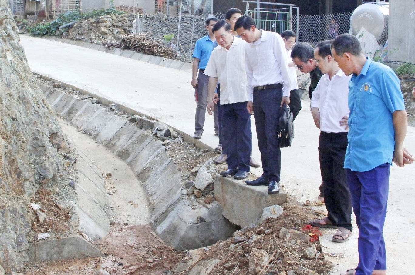 Tỉnh Sơn La đã phát huy “cánh tay nối dài” là Ban Giám sát đầu tư của cộng đồng đã phát huy tối đa hiệu quả đầu tư nguồn vốn của Chương trình MTQG 1719. (Trong ảnh: Ban giám sát đầu tư của cộng đồng xã Tạ Bú, huyện Mường La, giám sát thi công điểm tái định cư bản Két)