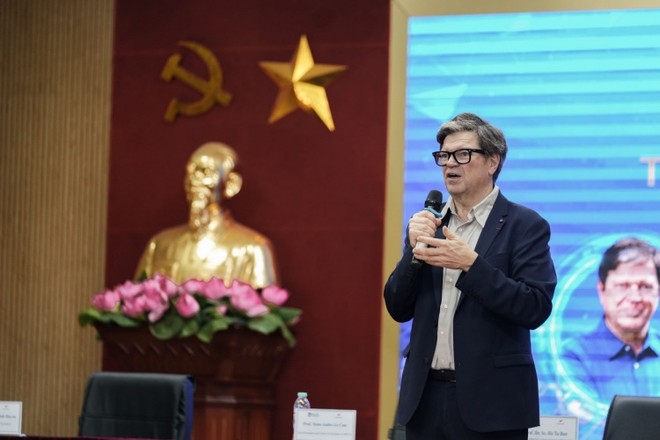 Giáo sư Yann LeCun – “cha đẻ AI” và Giám đốc Khoa học AI tại Meta trình bày trong hội thảo “Tương lai của AI” tại Đại học Khoa học Tự nhiên