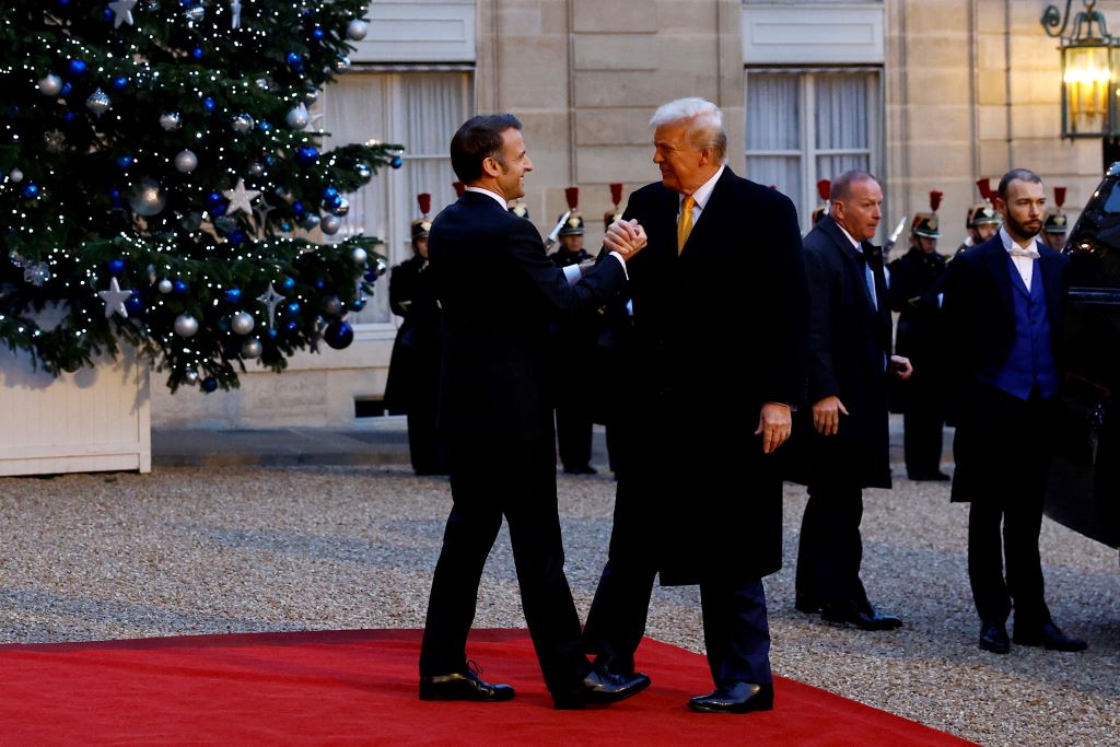 'Cuộc so kè' bắt tay của ông Trump và ông Macron- Ảnh 2.