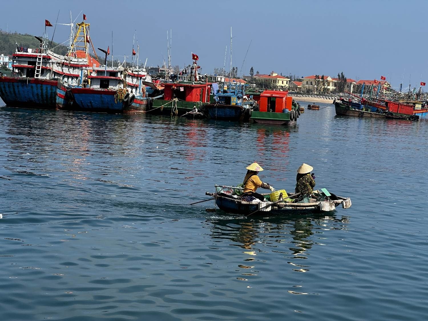 Âu cảng có sức chứa lớn là nơi tránh trú bão an toàn, cung cấp dịch vụ hậu cần cho ngư dân trên vịnh Bắc Bộ