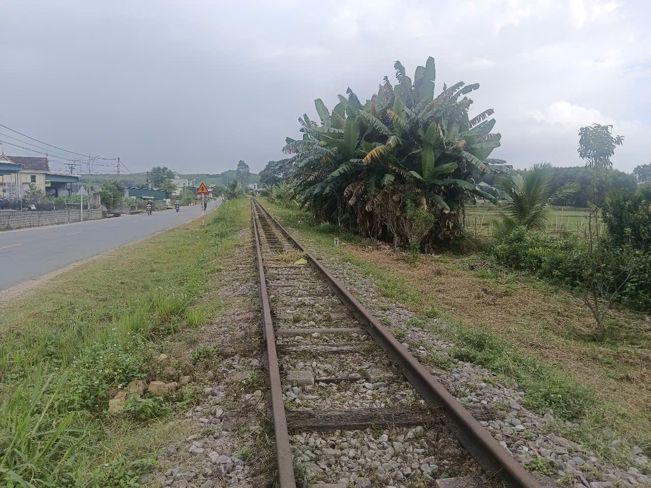 VIDEO: Tuyến đường sắt dài 32 km bỏ hoang suốt 12 năm- Ảnh 4.