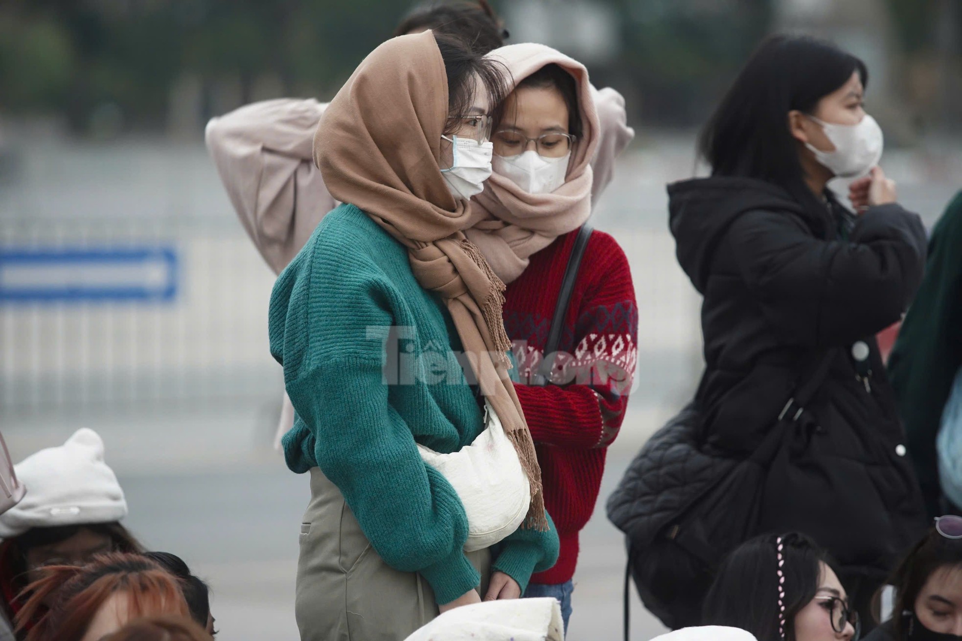 Hàng dài khán giả trùm kín khăn, ngồi bệt ngủ ngay trước sân Mỹ Đình ảnh 23