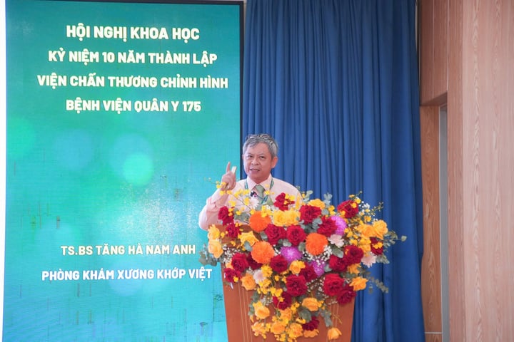 TS.BS Tăng Hà Nam Anh - Đại diện Phòng khám Xương khớp Việt chia sẻ tại hội nghị.