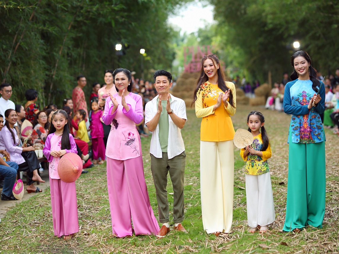 អ្នករចនា Thuan Viet បានអញ្ជើញ Viet Trinh និង Nam Em ឧទ្ទេសនាមអំពីសម្រស់វប្បធម៌នៃតំបន់ទន្លេ - រូបថត ៥. NTK Thuận Việt mời Việt Trinh, Nam Em giới thiệu nét đẹp văn hóa miền sông nước- Ảnh 5.