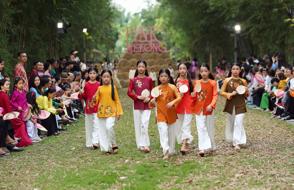 អ្នករចនា Thuan Viet បានអញ្ជើញ Viet Trinh និង Nam Em ណែនាំសម្រស់វប្បធម៌នៃតំបន់ទន្លេ - រូបថត ៧. NTK Thuận Việt mời Việt Trinh, Nam Em giới thiệu nét đẹp văn hóa miền sông nước- Ảnh 7.