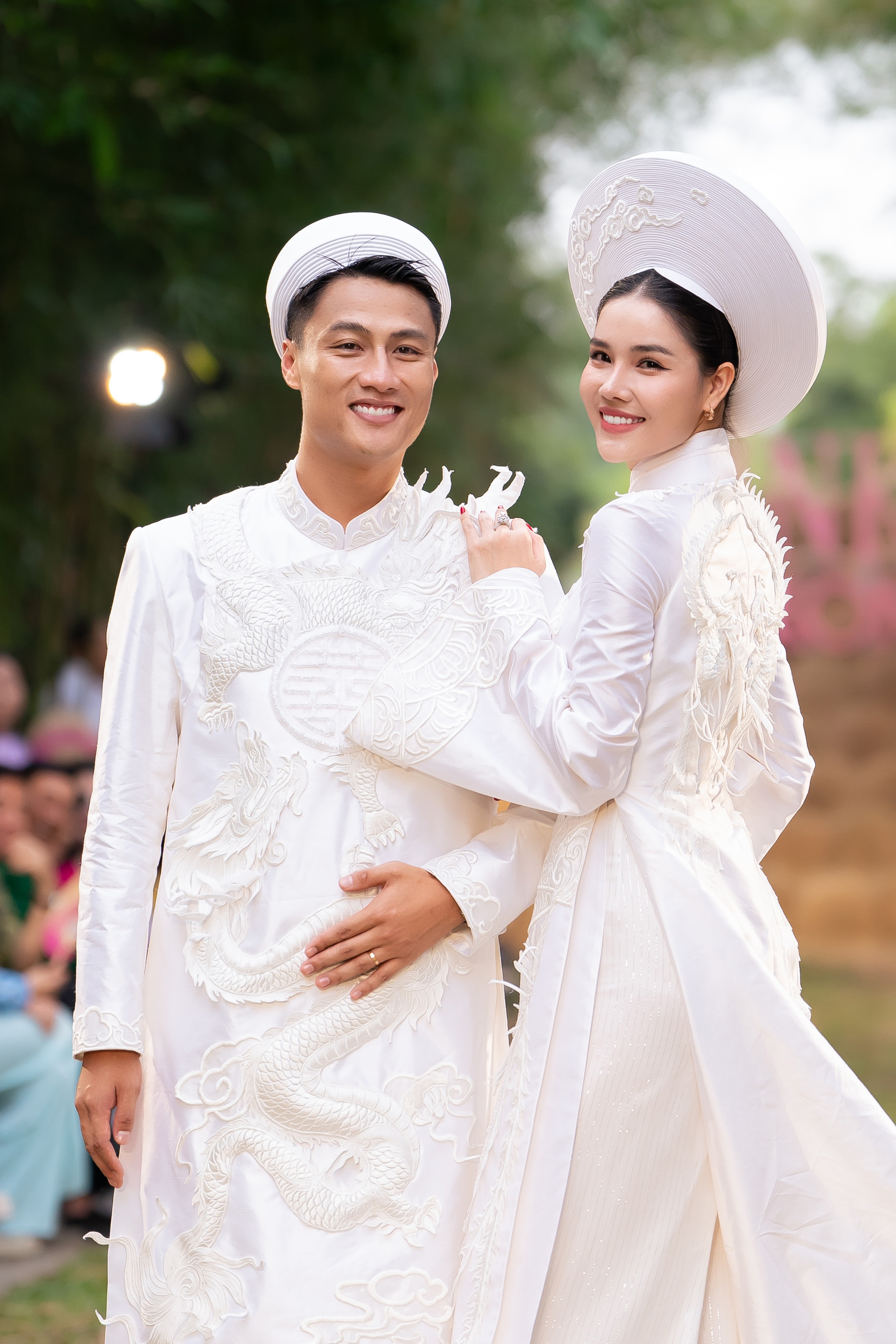 Pemain bola sepak Mac Hong Quan dan isterinya membuat persembahan dengan gaun pengantin di pulau itu - Foto 2. Cầu thủ Mạc Hồng Quân cùng vợ diễn áo cưới bên cồn- Ảnh 2.