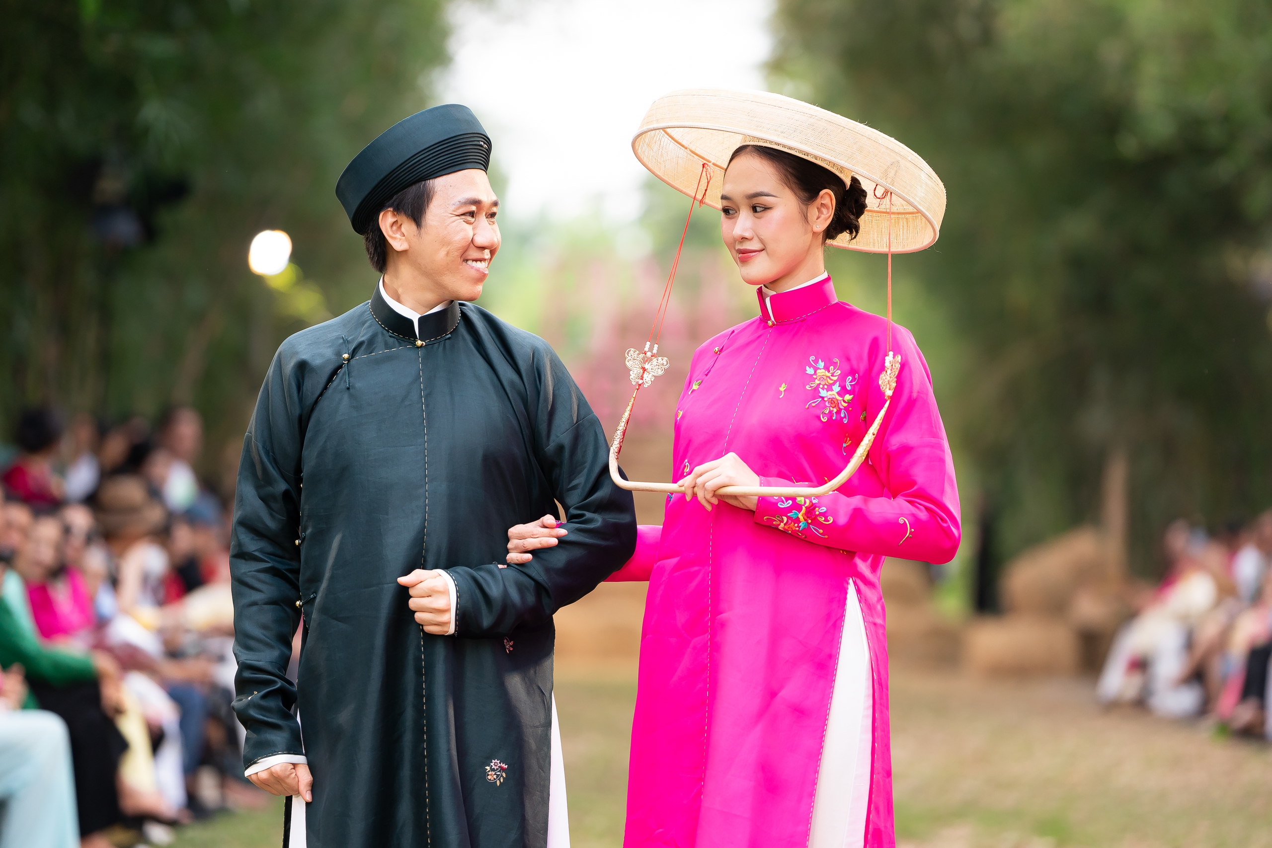 Pemain bola sepak Mac Hong Quan dan isterinya membuat persembahan dengan gaun pengantin di pulau itu - Foto 3. Cầu thủ Mạc Hồng Quân cùng vợ diễn áo cưới bên cồn- Ảnh 3.