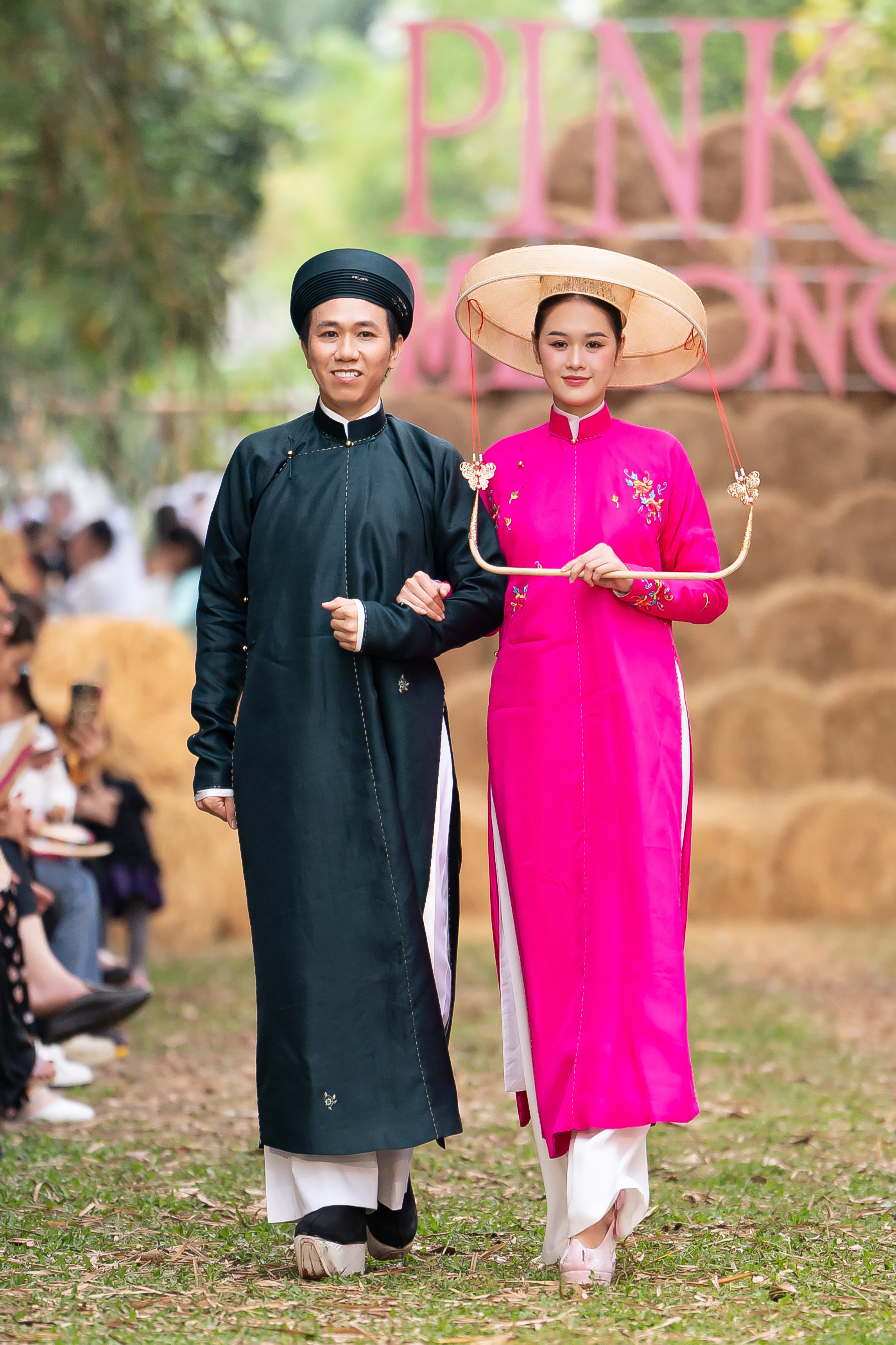Pemain bola sepak Mac Hong Quan dan isterinya membuat persembahan dengan gaun pengantin di pulau itu - Foto 4. Cầu thủ Mạc Hồng Quân cùng vợ diễn áo cưới bên cồn- Ảnh 4.