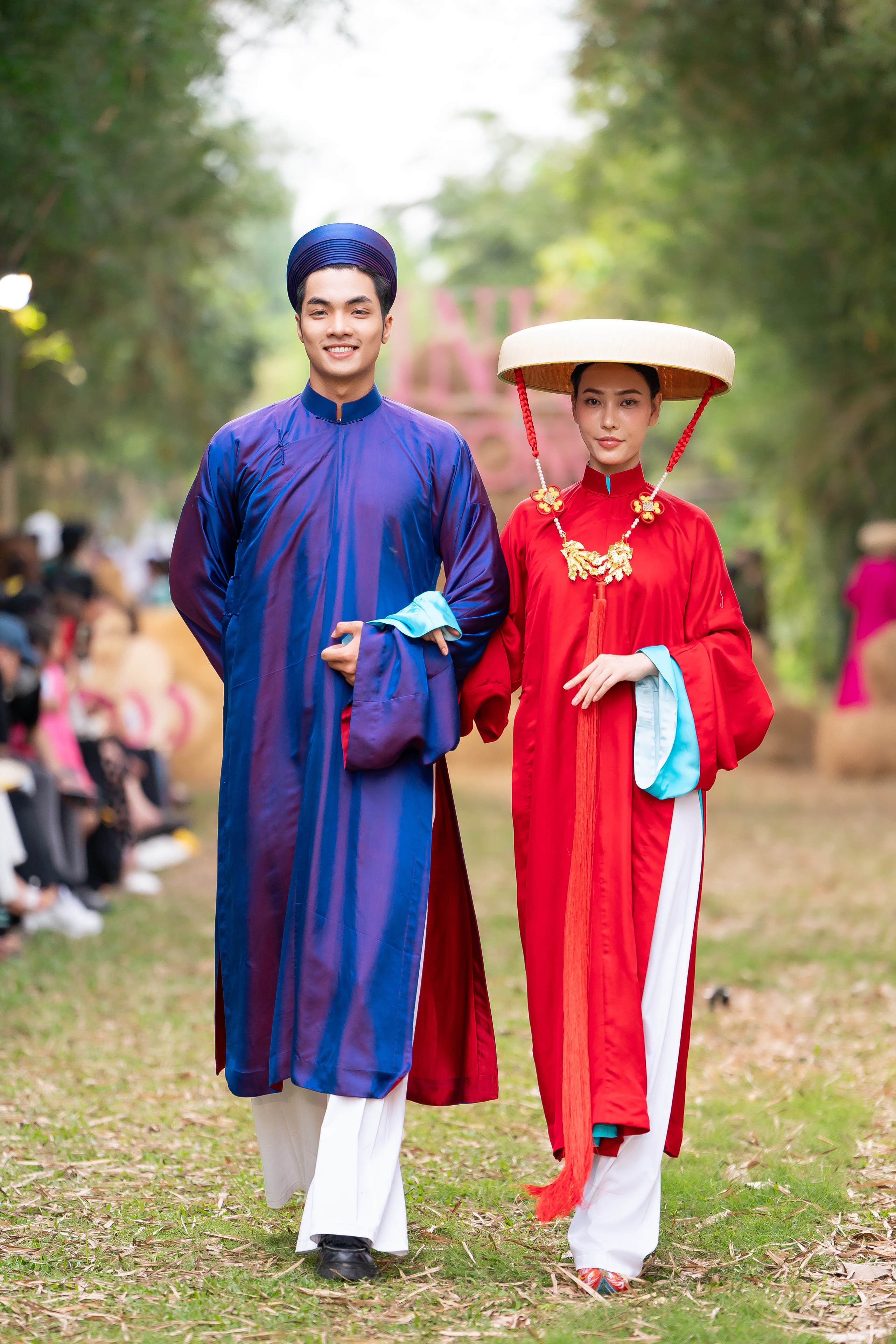 Pemain bola sepak Mac Hong Quan dan isterinya membuat persembahan dengan gaun pengantin di pulau itu - Foto 5. Cầu thủ Mạc Hồng Quân cùng vợ diễn áo cưới bên cồn- Ảnh 5.