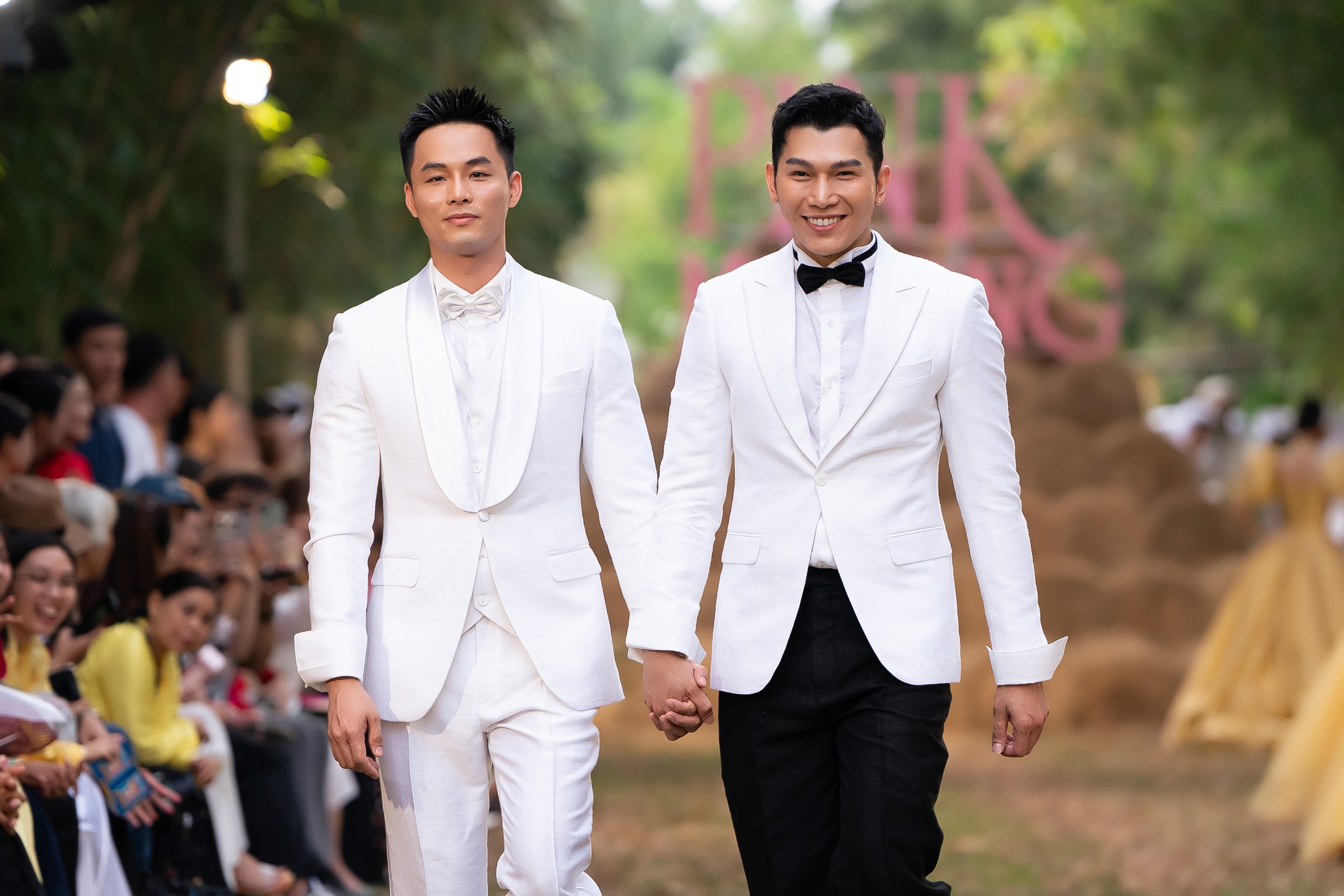 Pemain bola sepak Mac Hong Quan dan isterinya membuat persembahan dengan gaun pengantin di pulau itu - Foto 6. Cầu thủ Mạc Hồng Quân cùng vợ diễn áo cưới bên cồn- Ảnh 6.