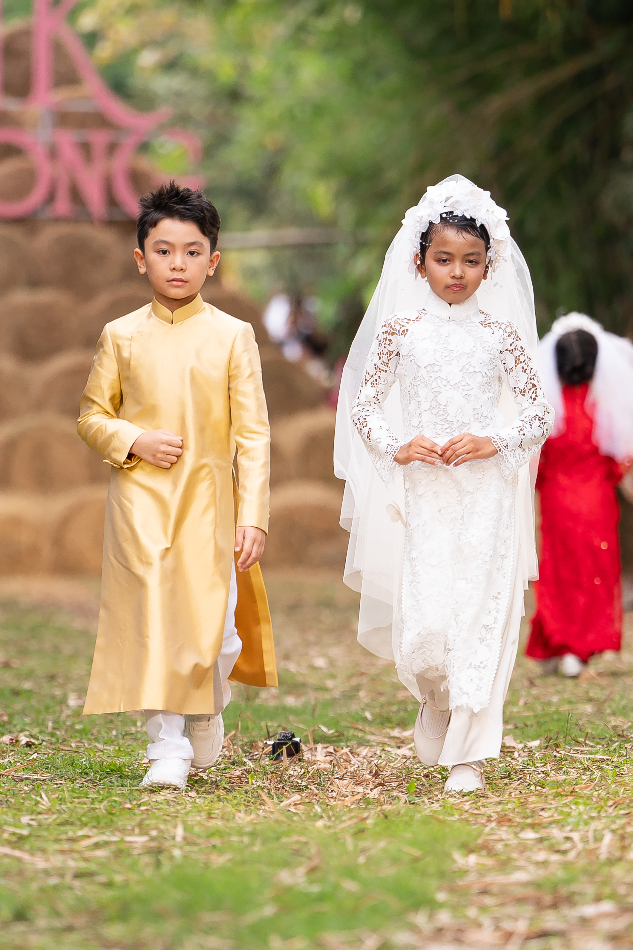 Pemain bola sepak Mac Hong Quan dan isterinya membuat persembahan dengan gaun pengantin di pulau itu - Foto 7. Cầu thủ Mạc Hồng Quân cùng vợ diễn áo cưới bên cồn- Ảnh 7.