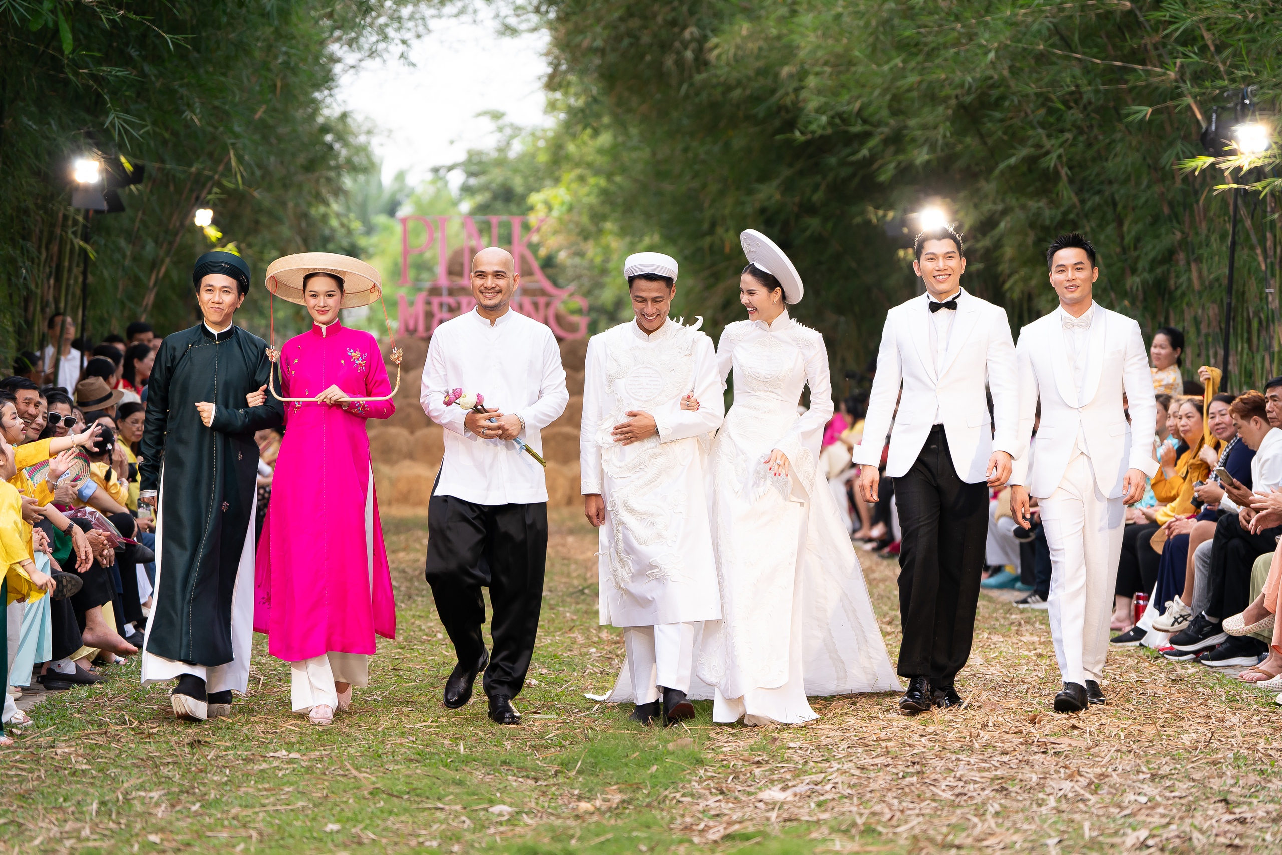 Pemain bola sepak Mac Hong Quan dan isterinya membuat persembahan dengan gaun pengantin di pulau itu - Foto 8. Cầu thủ Mạc Hồng Quân cùng vợ diễn áo cưới bên cồn- Ảnh 8.