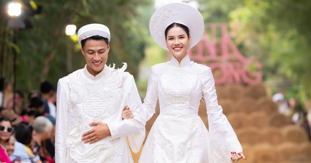 Cầu thủ Mạc Hồng Quân cùng vợ diễn áo cưới bên cồn