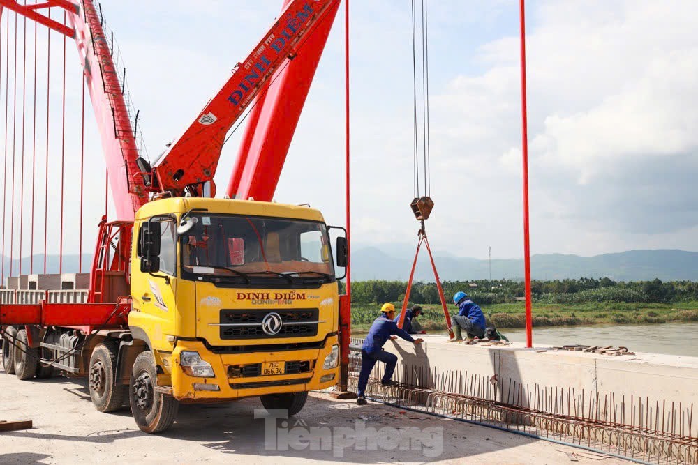 Hình hài cầu vòm thép đầu tiên ở Quảng Ngãi sẵn sàng thông xe vào cuối năm ảnh 13