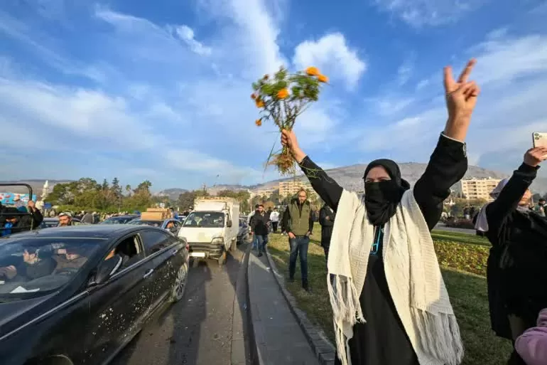 Người dân ăn mừng tại Quảng trường Umayyad ở Damascus vào ngày 8 tháng 12 năm 2024 [Louai Beshara/AFP]