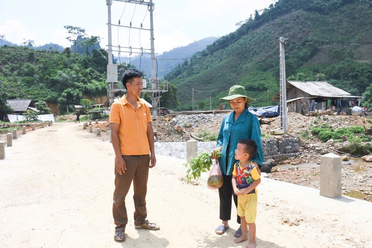 Anh Lý Văn Sài, dân tộc Mông, thôn Khuân Làn, xã Tri Phú, huyện Chiêm Hoá tuyên truyền, vận động bà con trong thôn chấp hành tốt chủ trương của Đảng, pháp luật Nhà nước