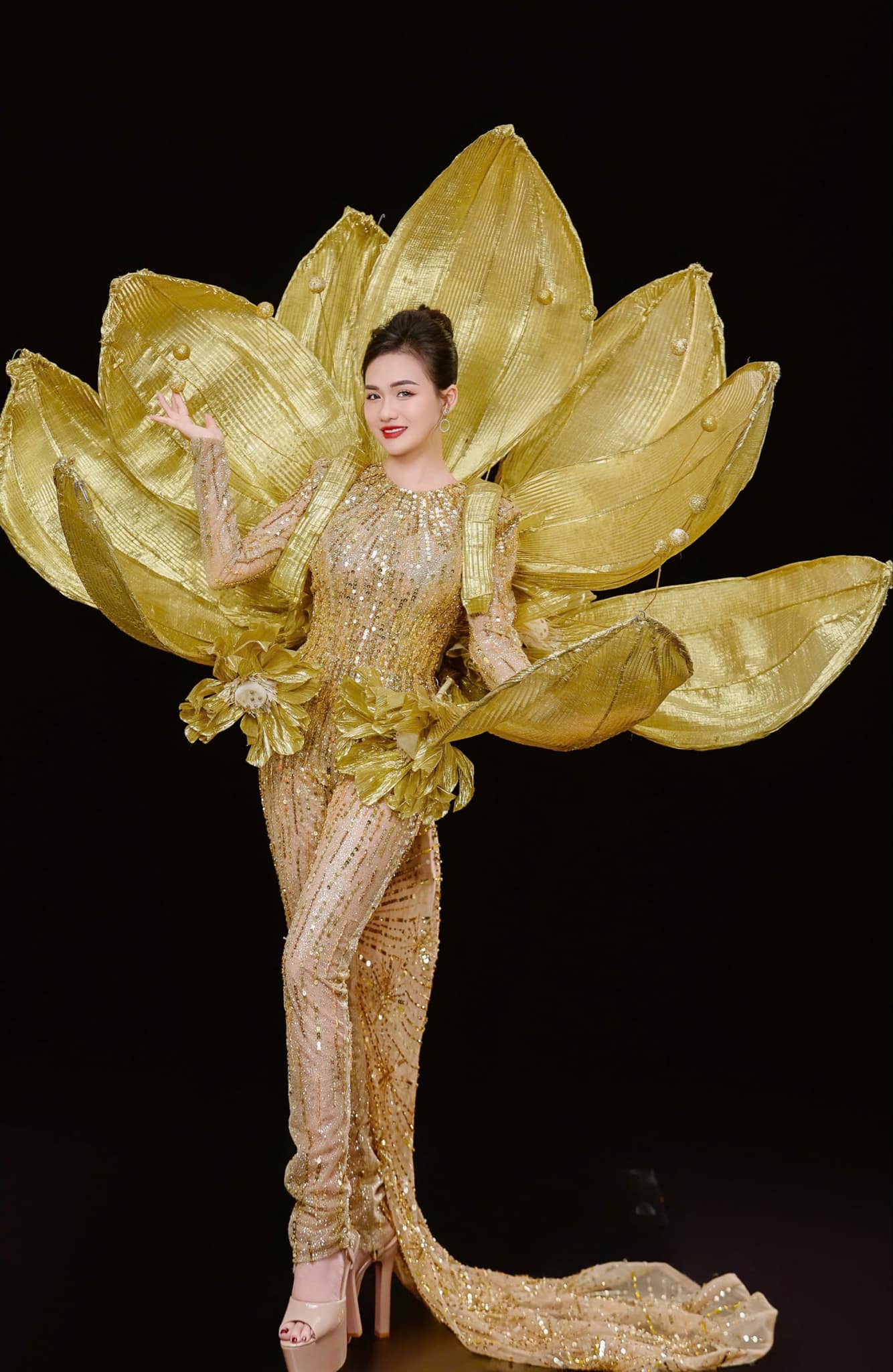 Vũ Thị Hoa đăng quang Hoa hậu Mrs Earth International 2024 và giành 2 giải phụ- Ảnh 3.