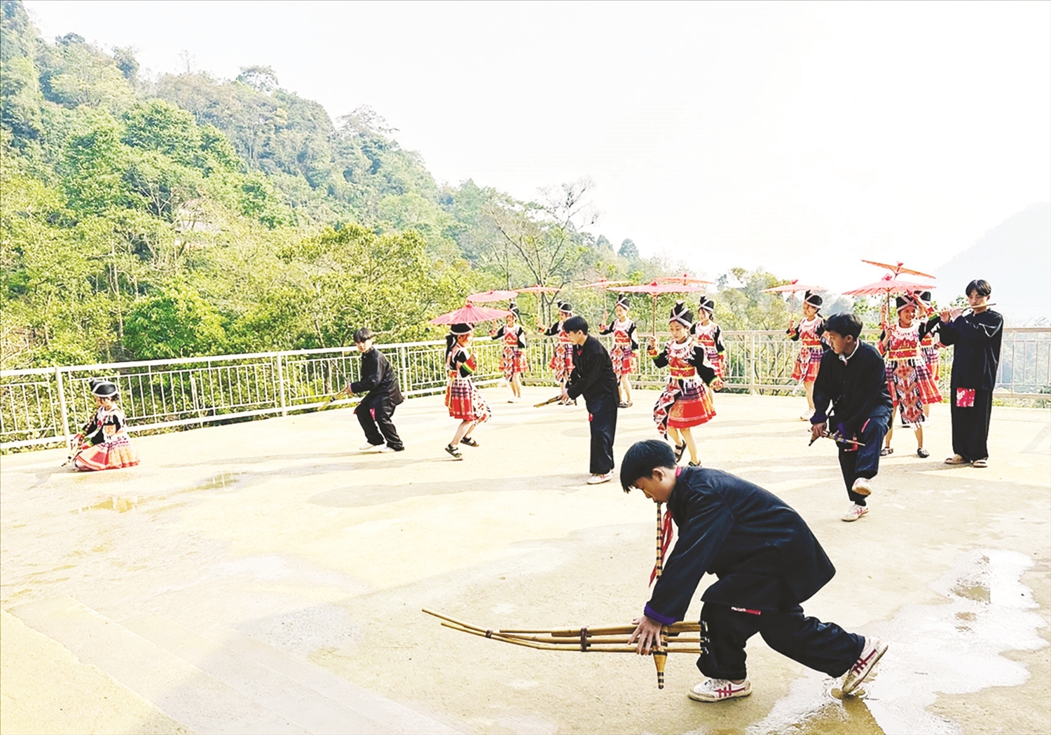 Học sinh Trường PTCS DTBT Tây Sơn (huyện Kỳ Sơn) biểu diễn múa khèn và trình diễn dân ca, nhạc cụ dân tộc trong chương trình ngoại khoá.