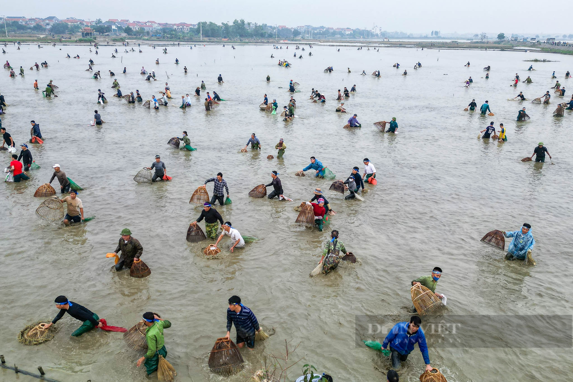 Vĩnh Phúc: Người dân đằm mình bắt cá dưới nhiệt độ 15 độ C tại Hội bắt cá đồng làng Phú Hậu- Ảnh 5.