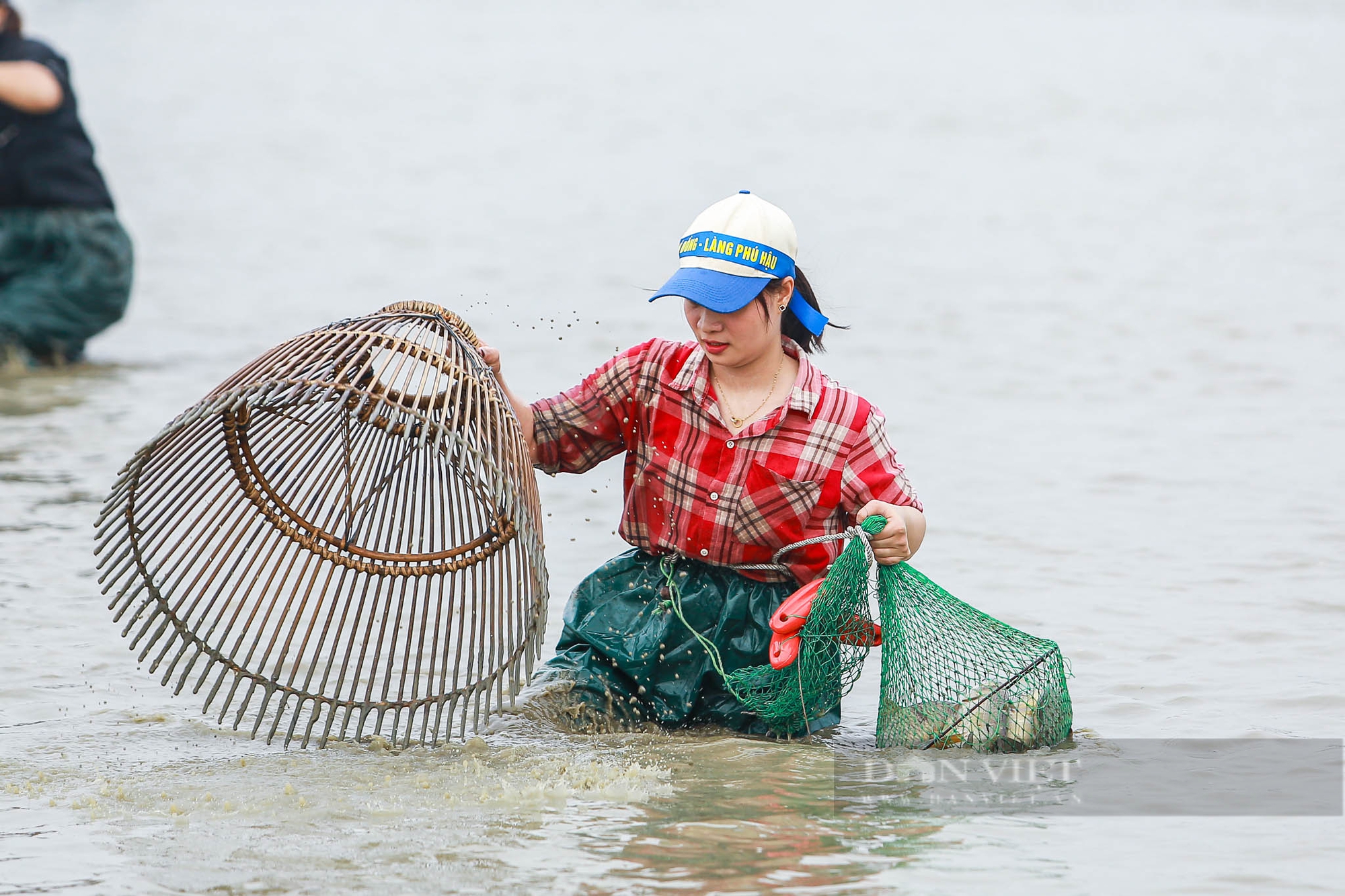 Vĩnh Phúc: Người dân đằm mình bắt cá dưới nhiệt độ 15 độ C tại Hội bắt cá đồng làng Phú Hậu- Ảnh 7.