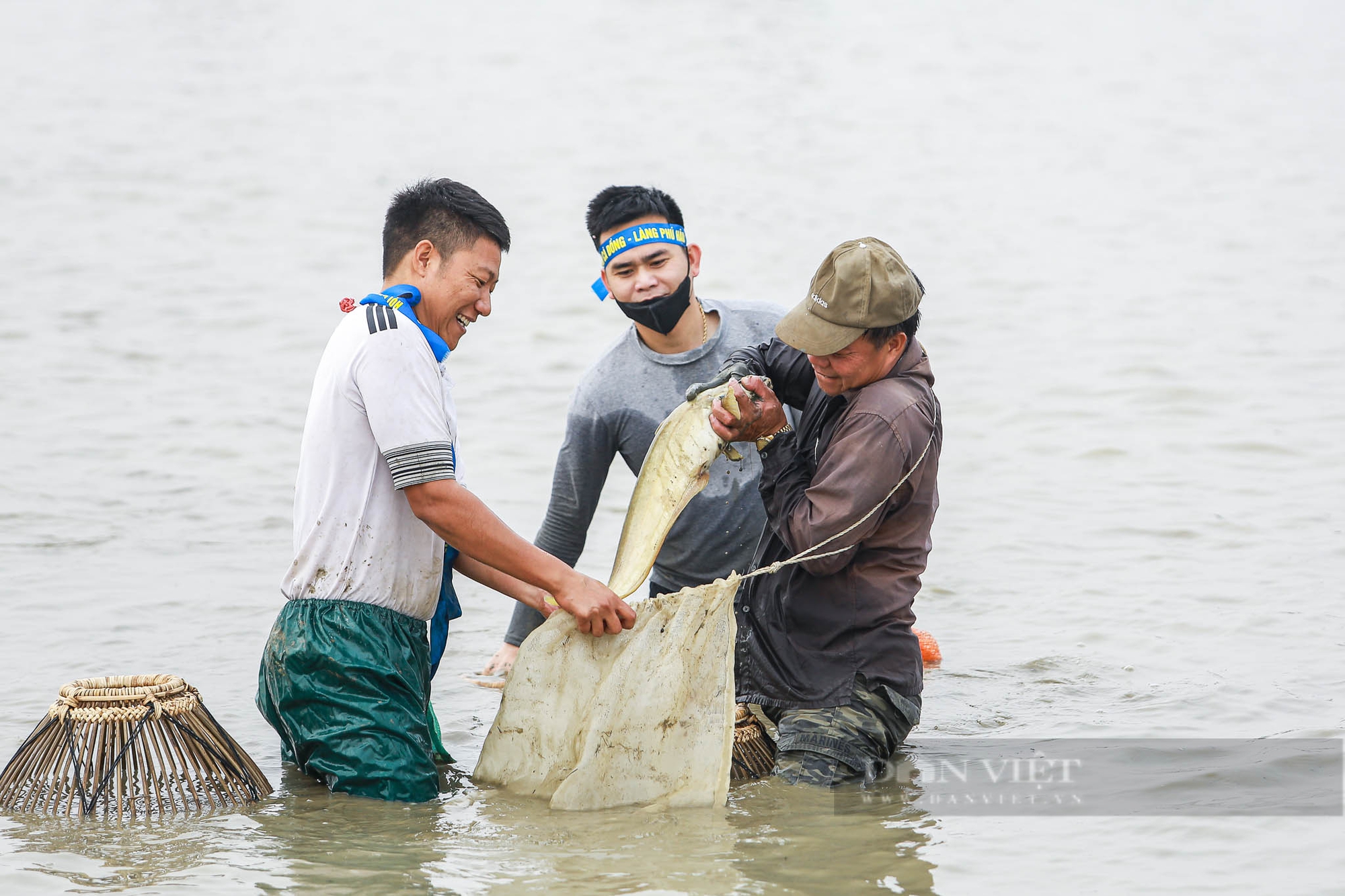 Vĩnh Phúc: Người dân đằm mình bắt cá dưới nhiệt độ 15 độ C tại Hội bắt cá đồng làng Phú Hậu- Ảnh 8.