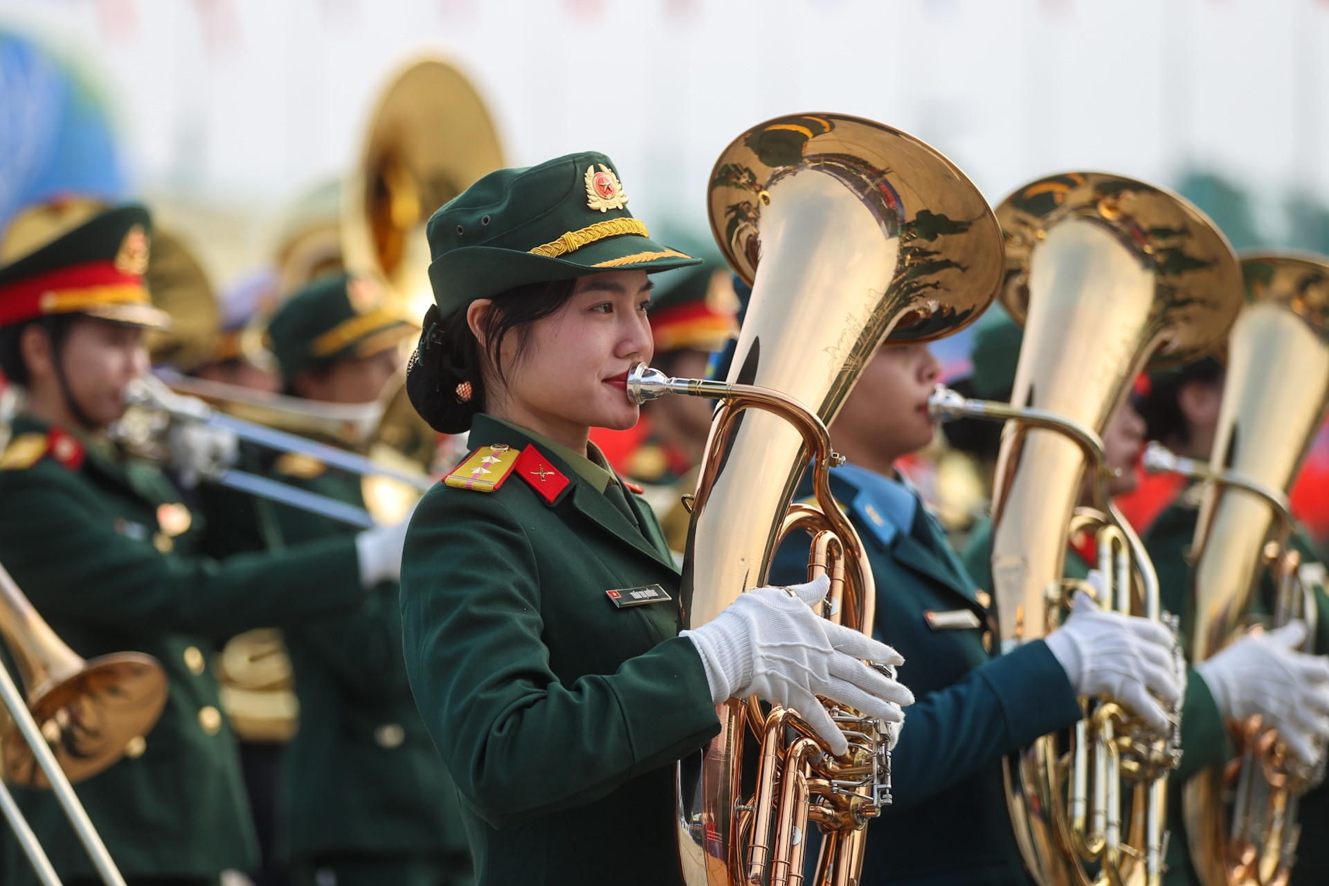 60 'bóng hồng' quân nhạc lần đầu trình diễn tại triển lãm quốc phòng Việt Nam