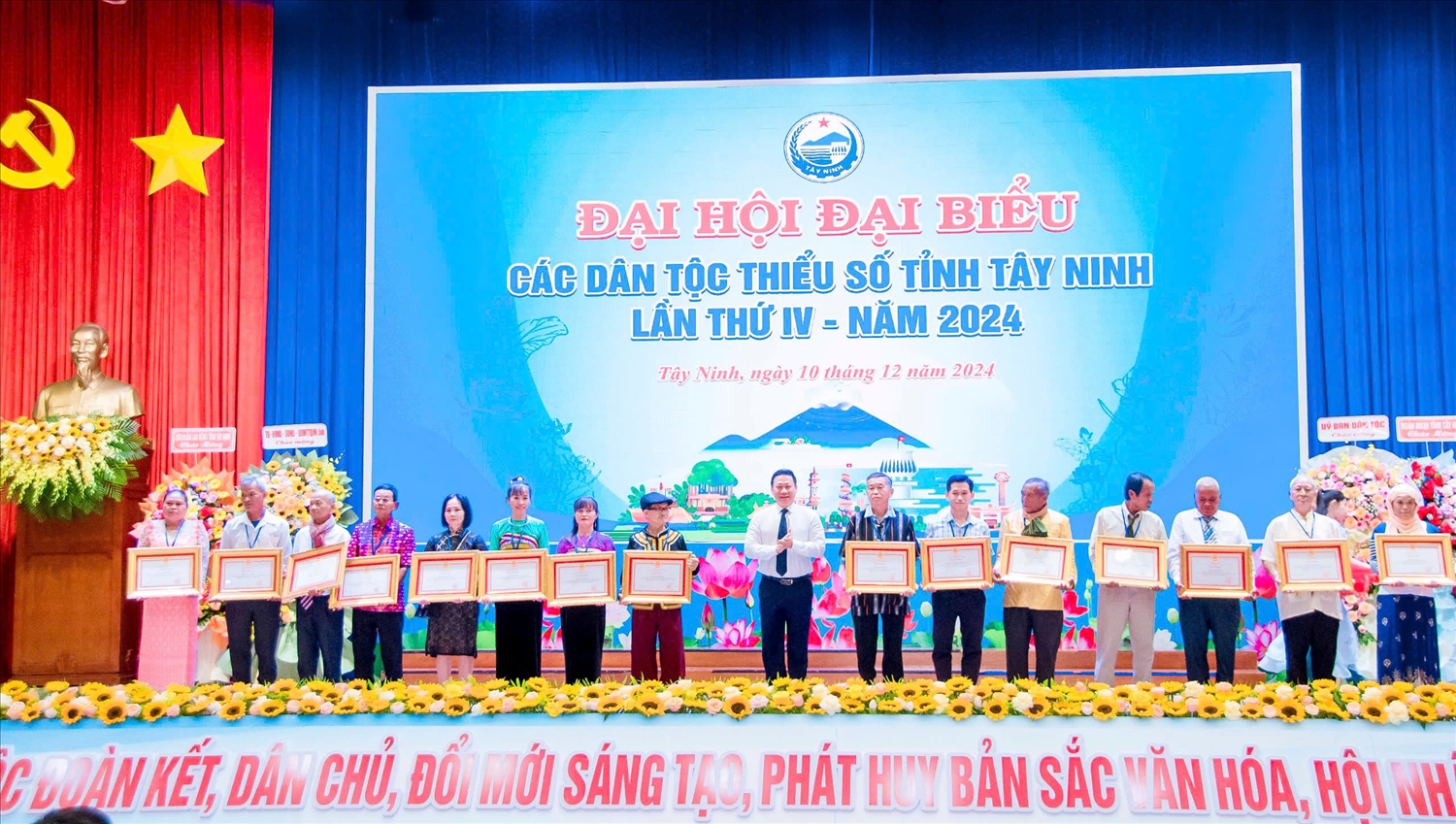 Ông Nguyễn Thanh Ngọc, Phó Bí thư Tỉnh uỷ, Chủ tịch UBND tỉnh Tây Ninh trao Bằng khen đến các tập thể 