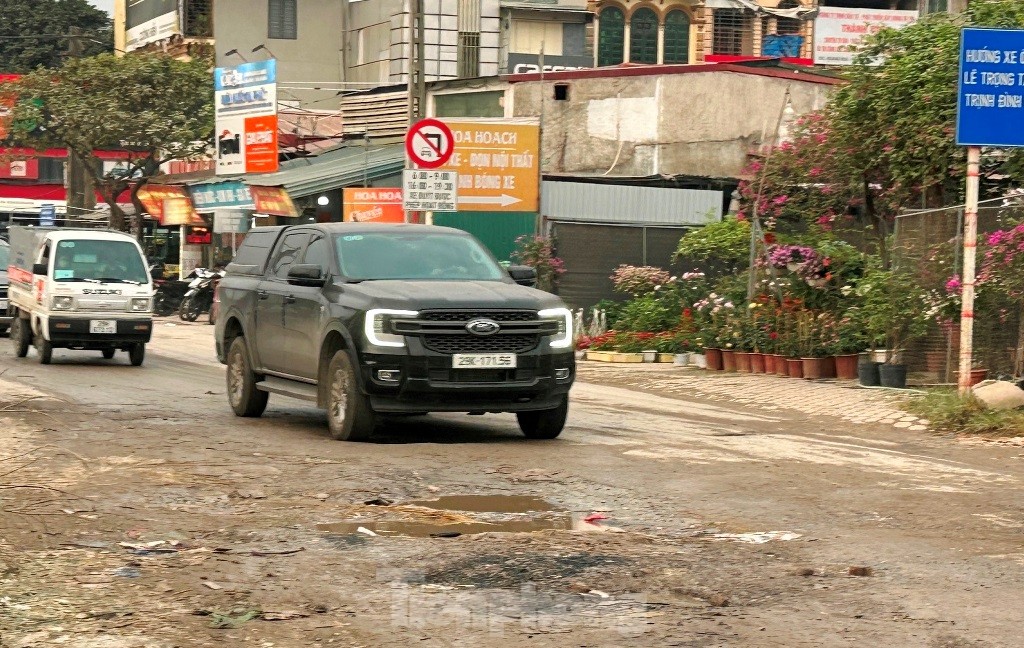 Mặt đường 'dị dạng' trên phố Nguyễn Cảnh Dị ảnh 2